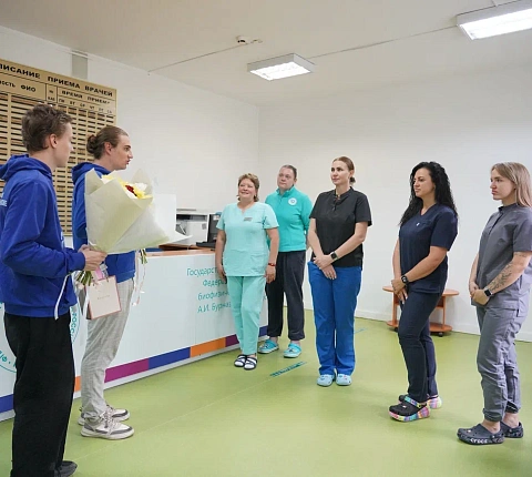 Активисты "Молодой Гвардии" поздравили сотрудников Центра с Днем медицинского работника