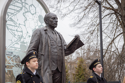 Основоположнику отечественной радиационной медицины. В Москве открыт памятник Аветику Игнатьевичу Бурназяну