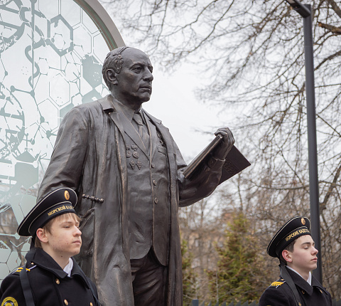 Основоположнику отечественной радиационной медицины. В Москве открыт памятник Аветику Игнатьевичу Бурназяну