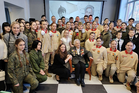 Коллектив ГНЦ ФМБЦ им.А.И.Бурназяна ФМБА России поздравил ветерана Центра Валентину Минаева со 105-летним юбилеем