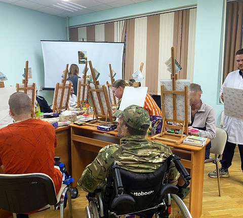 Для военнослужащих, находящихся на лечении и реабилитации в Центре, провели арт-терапию