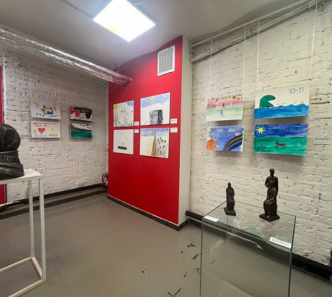 Творческие работы военнослужащих, которые находятся на лечении и реабилитации в ФМБЦ им.А.И. Бурназяна, представлены на выставке «Мы вместе! Своя сила в искусстве»