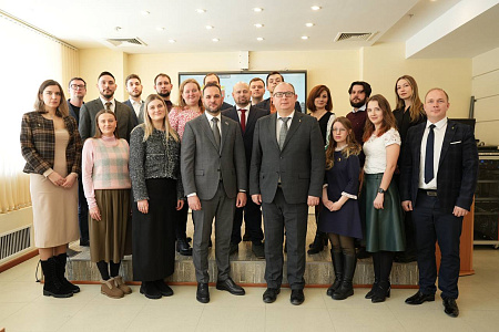 Научный сотрудник ГНЦ ФМБЦ им.А.И.Бурназяна ФМБА России на встрече с депутатом Госдумы Александром Мажугой