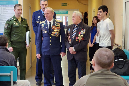 В ФМБЦ им.А.И. Бурназяна состоялся праздничный концерт для военнослужащих