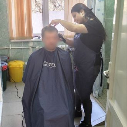 Парикмахеры – волонтеры оказывают поддержку военнослужащим, которые находятся на лечении и реабилитации в ФМБЦ им. А.И. Бурназяна