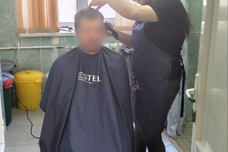 Парикмахеры – волонтеры оказывают поддержку военнослужащим, которые находятся на лечении и реабилитации в ФМБЦ им. А.И. Бурназяна