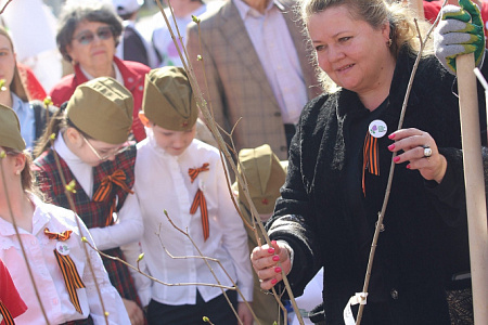 Ординаторы и аспиранты МБУ ИНО ФМБЦ им.А.И. Бурназяна приняли участие в патриотической акции «Сирень Победы»