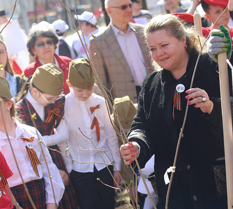 Ординаторы и аспиранты МБУ ИНО ФМБЦ им.А.И. Бурназяна приняли участие в патриотической акции «Сирень Победы»