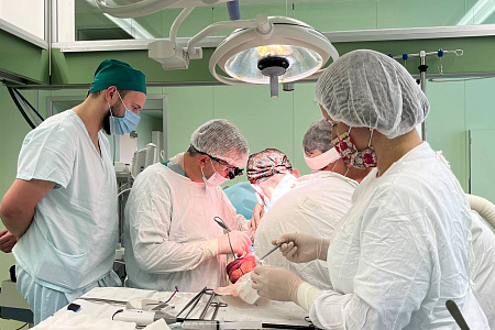 Хирурги ФМБЦ им.А.И. Бурназяна провели сложную операцию по удалению злокачественной опухоли 12-перстной кишки.