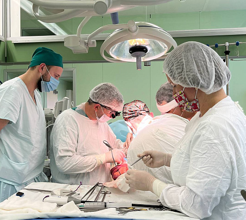 Хирурги ФМБЦ им.А.И. Бурназяна провели сложную операцию по удалению злокачественной опухоли 12-перстной кишки.