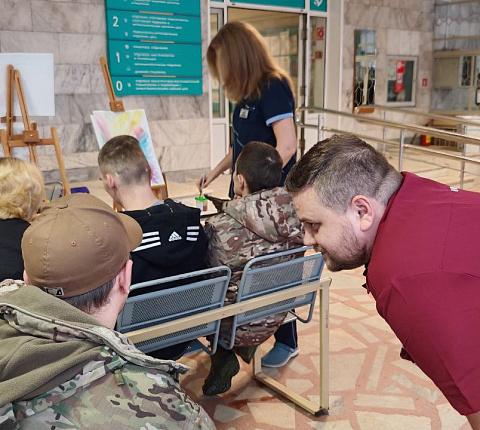 Для военнослужащих, находящих на лечении и реабилитации в ГНЦ ФМБЦ им.А.И.Бурназяна ФМБА России, прошел сеанс арт-терапии 