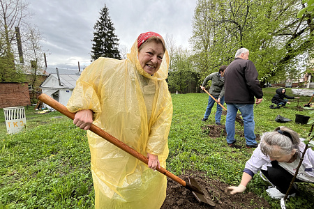 Сотрудники Центра присоединились к патриотической акции "Сады Победы"