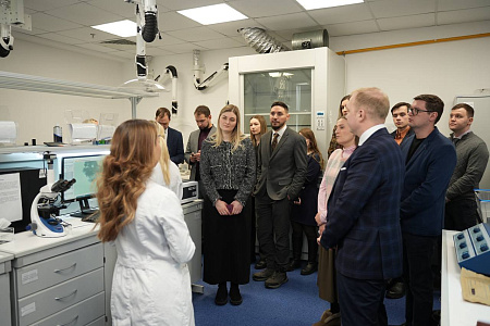 Научный сотрудник ГНЦ ФМБЦ им.А.И.Бурназяна ФМБА России на встрече с депутатом Госдумы Александром Мажугой