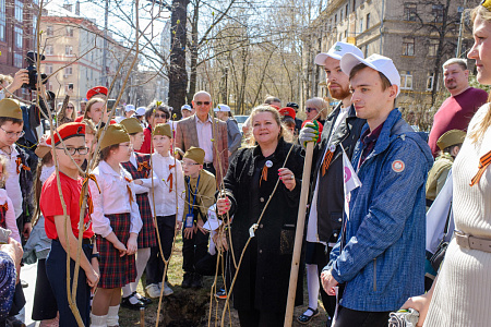 Ординаторы и аспиранты МБУ ИНО ФМБЦ им.А.И. Бурназяна приняли участие в патриотической акции «Сирень Победы»