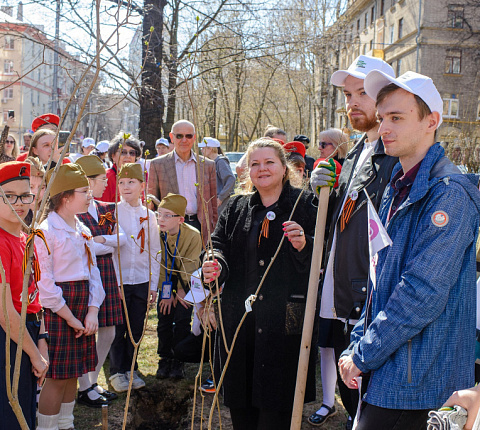 Ординаторы и аспиранты МБУ ИНО ФМБЦ им.А.И. Бурназяна приняли участие в патриотической акции «Сирень Победы»