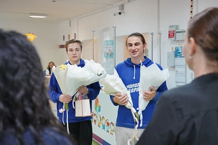 Активисты "Молодой Гвардии" поздравили сотрудников Центра с Днем медицинского работника