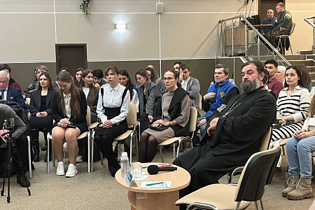 Протоиерей Андрей Ткачев встретился со специалистами ФМБЦ им. А.И. Бурназяна ФМБА России