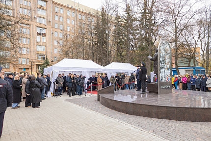 Основоположнику отечественной радиационной медицины. В Москве открыт памятник Аветику Игнатьевичу Бурназяну
