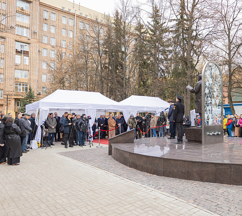 Основоположнику отечественной радиационной медицины. В Москве открыт памятник Аветику Игнатьевичу Бурназяну