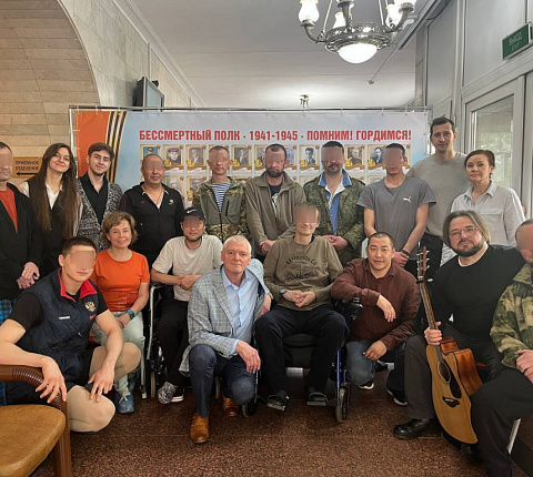 Артисты театра Et cetera с праздничной программой ко Дню Победы выступили для военнослужащих, которые находятся на лечении и реабилитации в ФМБЦ им.А.И. Бурназяна ФМБА России