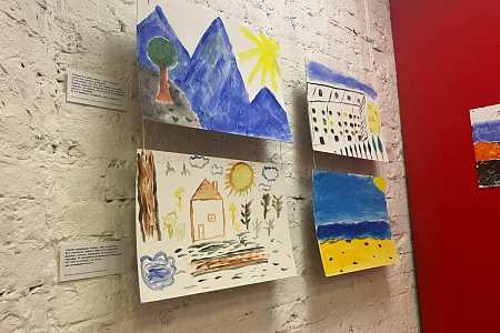 Творческие работы военнослужащих, которые находятся на лечении и реабилитации в ФМБЦ им.А.И. Бурназяна, представлены на выставке «Мы вместе! Своя сила в искусстве»