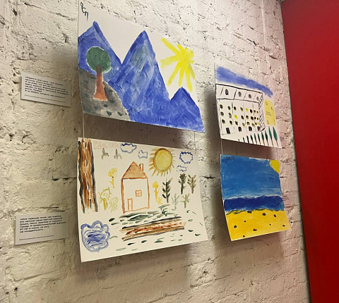 Творческие работы военнослужащих, которые находятся на лечении и реабилитации в ФМБЦ им.А.И. Бурназяна, представлены на выставке «Мы вместе! Своя сила в искусстве»