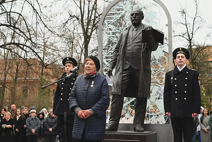 Основоположнику отечественной радиационной медицины. В Москве открыт памятник Аветику Игнатьевичу Бурназяну