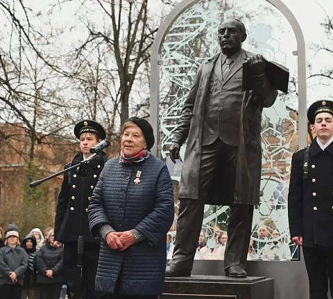 Основоположнику отечественной радиационной медицины. В Москве открыт памятник Аветику Игнатьевичу Бурназяну