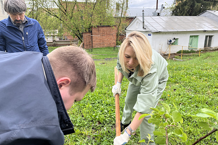 Сотрудники Центра присоединились к патриотической акции "Сады Победы"