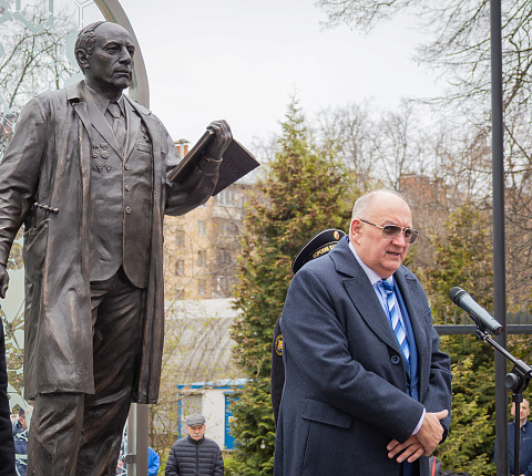 Основоположнику отечественной радиационной медицины. В Москве открыт памятник Аветику Игнатьевичу Бурназяну